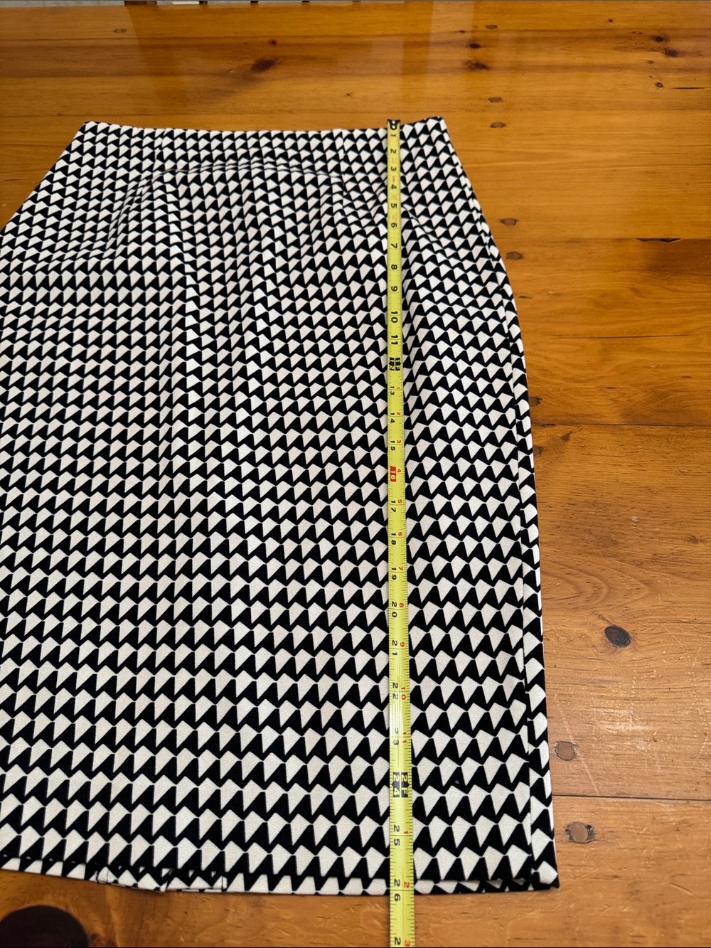 Banana Republic pencil skirt, black and ivory hounds tooth, - Picture 12 of 13